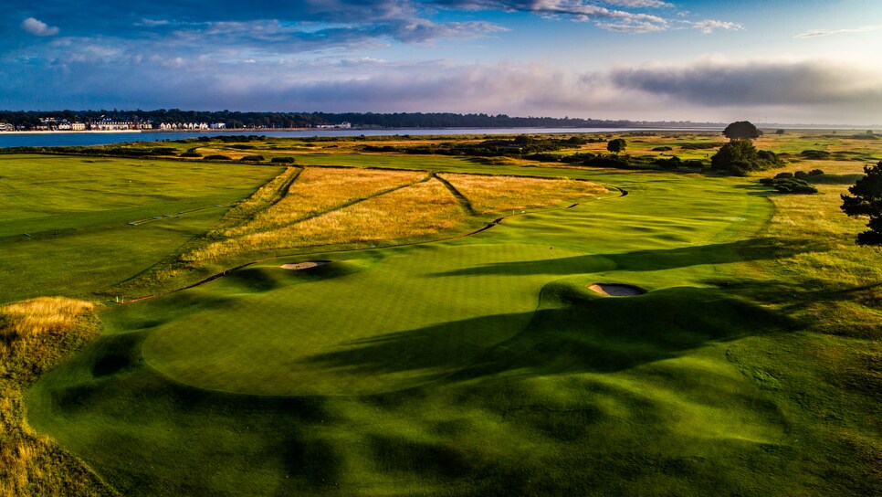 /content/dam/images/golfdigest/fullset/course-photos-for-places-to-play/royal-dublin-golf-club-eighteen-green-ireland.jpg