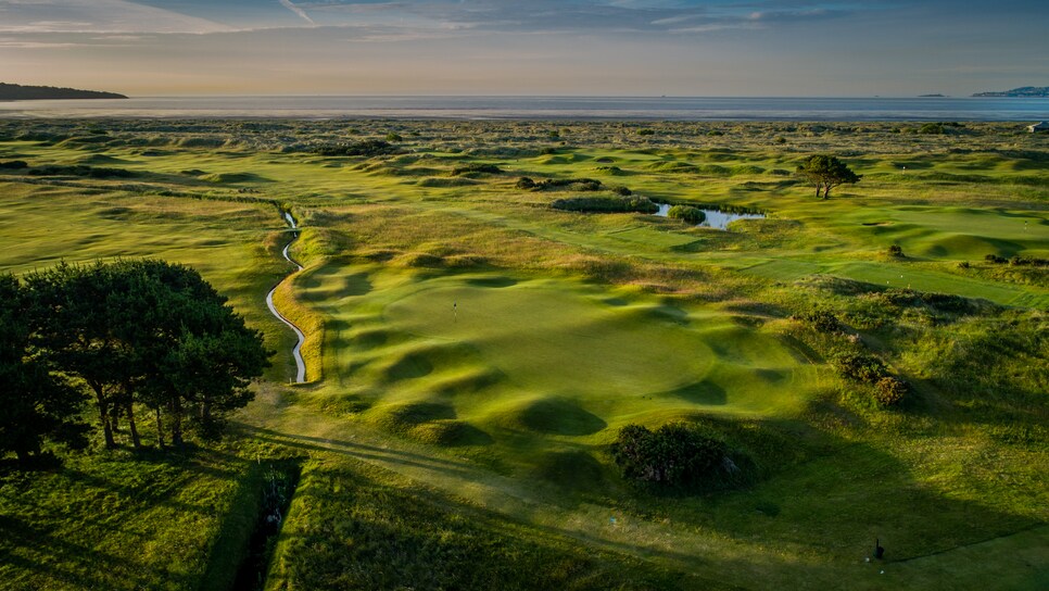 /content/dam/images/golfdigest/fullset/course-photos-for-places-to-play/royal-dublin-golf-club-tenth-hole-ireland.jpg