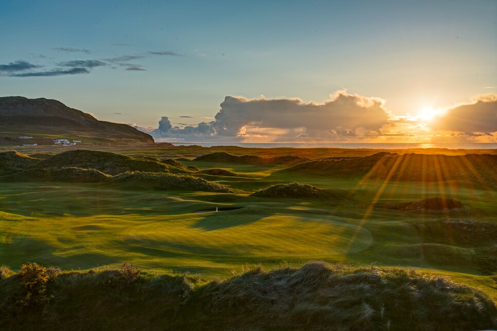 /content/dam/images/golfdigest/fullset/course-photos-for-places-to-play/ballyliffin-old-eighteen-ireland.jpg