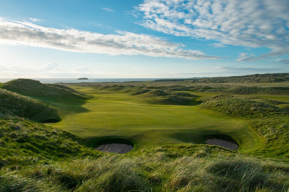 /content/dam/images/golfdigest/fullset/course-photos-for-places-to-play/ballyliffin-golf-club-glashedy-ireland-thirteenth-hole.jpg